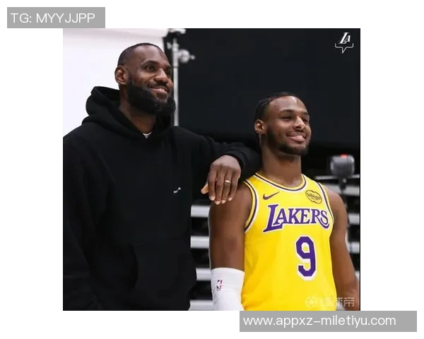 老父亲的骄傲詹姆斯分享多张身穿儿子布莱斯球衣观赛的温馨瞬间